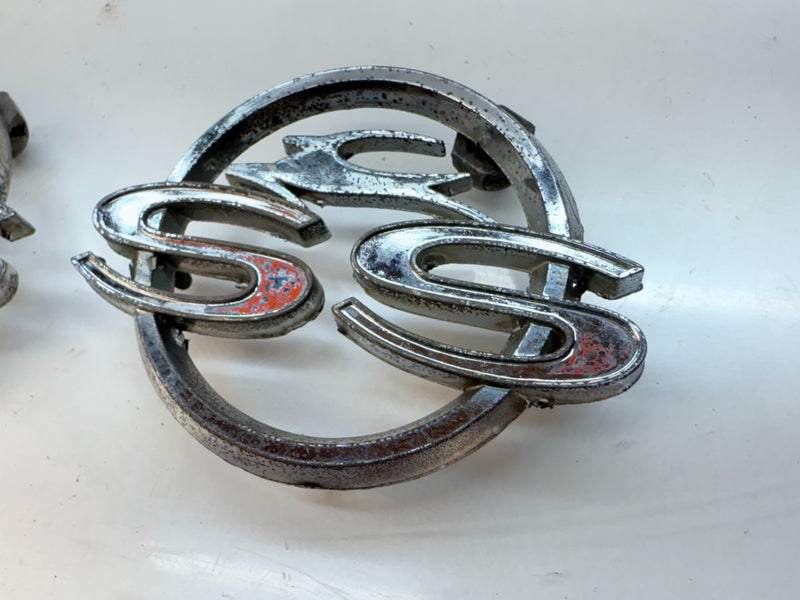 OEM 1962 CHEVY IMPALA SS PAIR EMBLEMS 3813889 GM QUARTER PANEL E5-11
