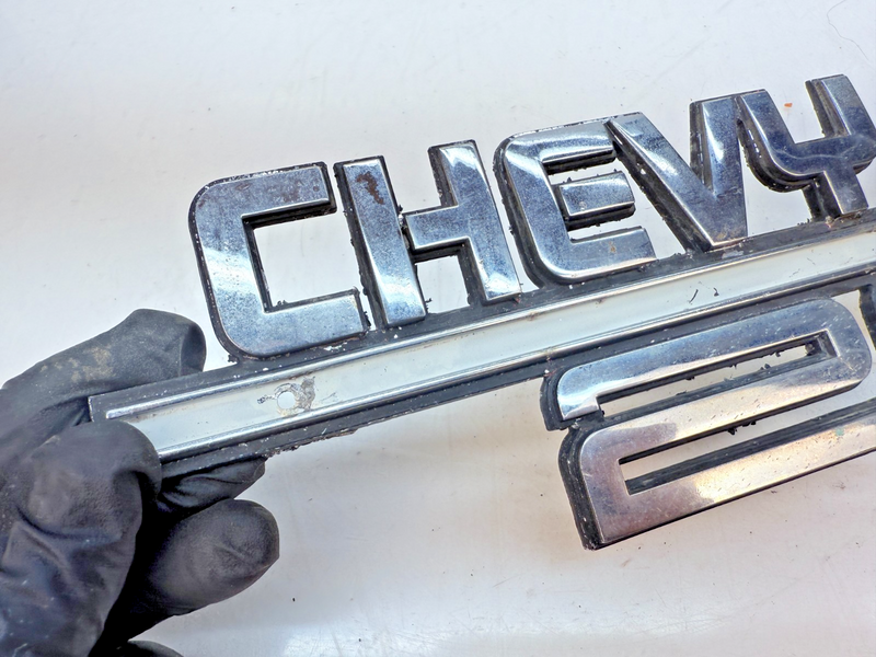 OEM  1985 - 1995 CHEVROLET VAN 20 FENDER EMBLEMS GM 14052242 B84-36