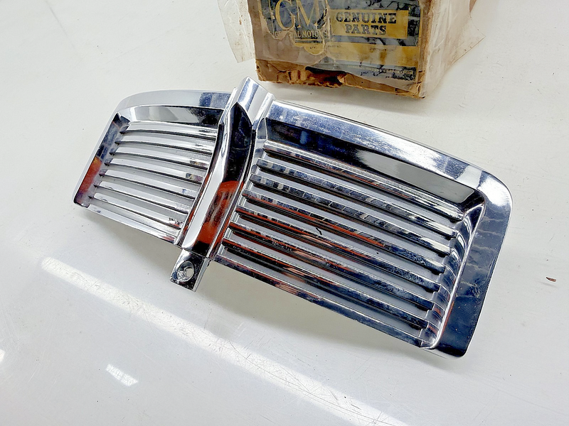 NOS GM 1962 OLDSMOBILE SUPER HOLIDAY 88 FRONT LH DOOR MOLDING CHROME 62 C51-22