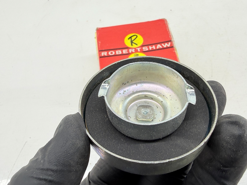 NOS VINTAGE 1960 - 1965 GM ROBERT SHAW EMISSION CONTROL GAS CAP RG 32 C64-91