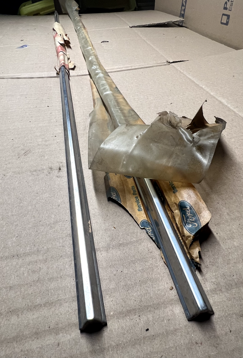 NOS 1961-1963 THUNDERBIRD SIDE TRIM MOULDING PAIR C2SZ-8320878-A 61 62 63 S1-7