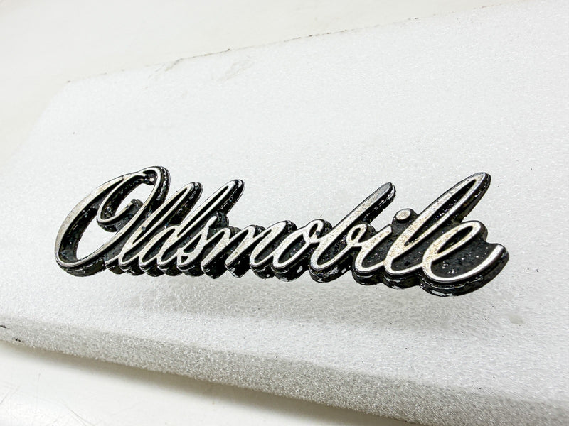 Vintage 1976 - 1977 OLDSMOBILE CUSTOM CRUISER TRUNK EMBLEM GM 552015 E10-103
