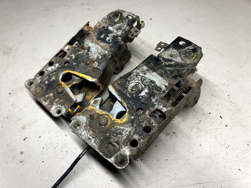 OEM 73-87 CHEVY GMC TRUCK SUBURBAN DOOR LATCH SYSTEM PAIR K5 C10 K10 U1A-B15-1