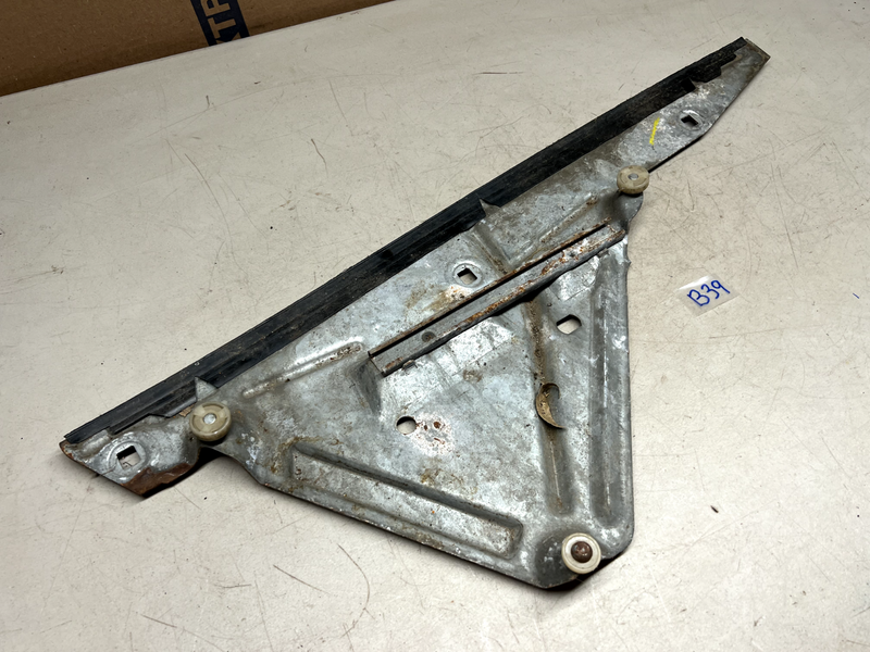 1965 1966 Chevrolet Impala 2dr Coupe Quarter Window Track RH F203 65 66 B39-1