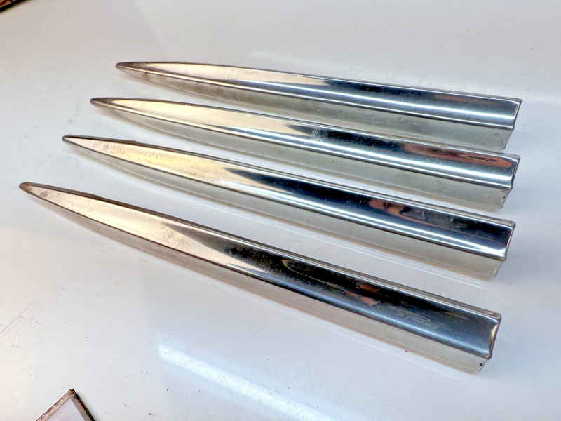 (1) NOS 1946 - 1948 BUICK SUPER & ROADMASTER SPEAR MOLDING TRIM 1328943 B32-303