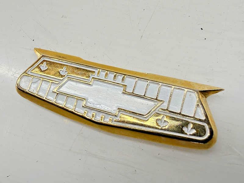 Vintage 1955 1956 Chevrolet Bel Air Gold-Tone Crest Emblem E9-62