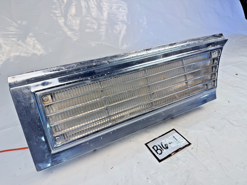 1965 CADILLAC DEVILLE DRIVER SIDE FRONT PARKING LIGHT W/ GRILLE GM 5956355 B16-1