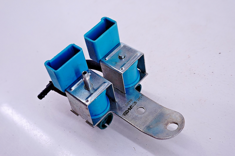 NOS 1980 - 1982 Ford LTD Crown Vic Lincoln 5.0 EGR SOLENOID VACUUM VALVE C54-47