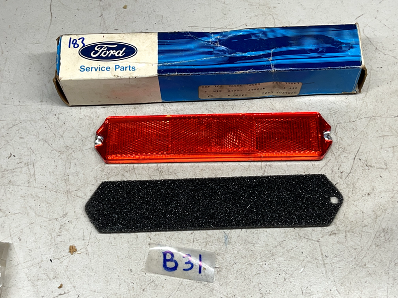 NOS 1968 Mustang Fastback Coupe Vert GT Shelby REAR SIDE LENS REFLECTORS B31-183