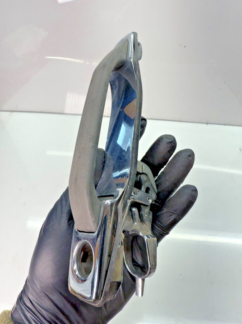 OEM 1986 - 1991 Mercedes-Benz W126 560SEL FRONT Door Handle 87 88 89 90 C22-57