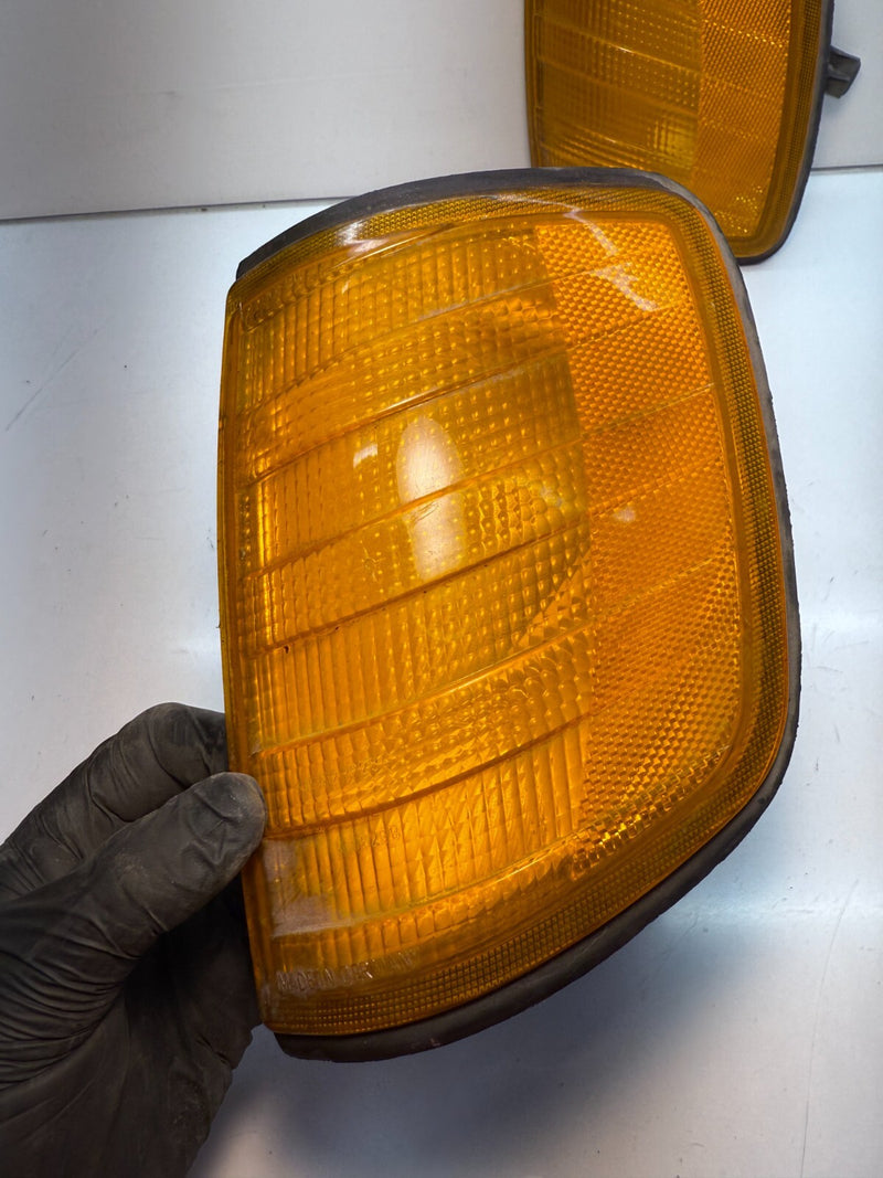 OEM 1993 1989 MERCEDES 300 E RIGHT LEFT SET MARKER LIGHT CORNER SIGNAL C5-50
