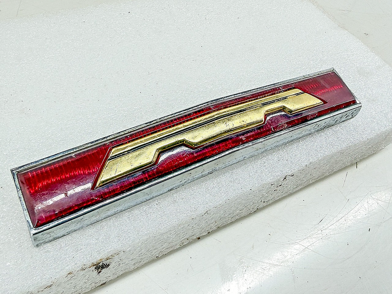 1965 CHRYSLER NEW YORKER EMBLEM REAR TRUNK CENTER EMBLEM 2528518 E10-39
