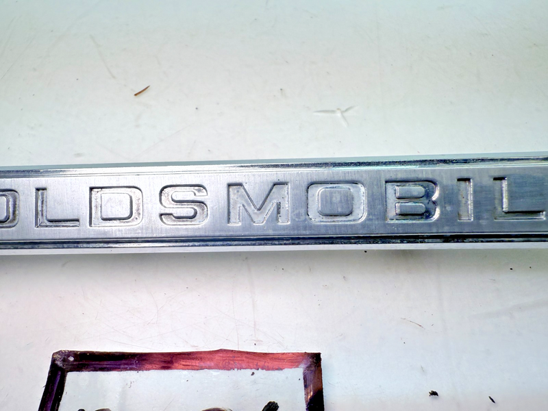 VINTAGE RARE OEM 1960's OLDSMOBILE EMBLEM 391870 E7-36