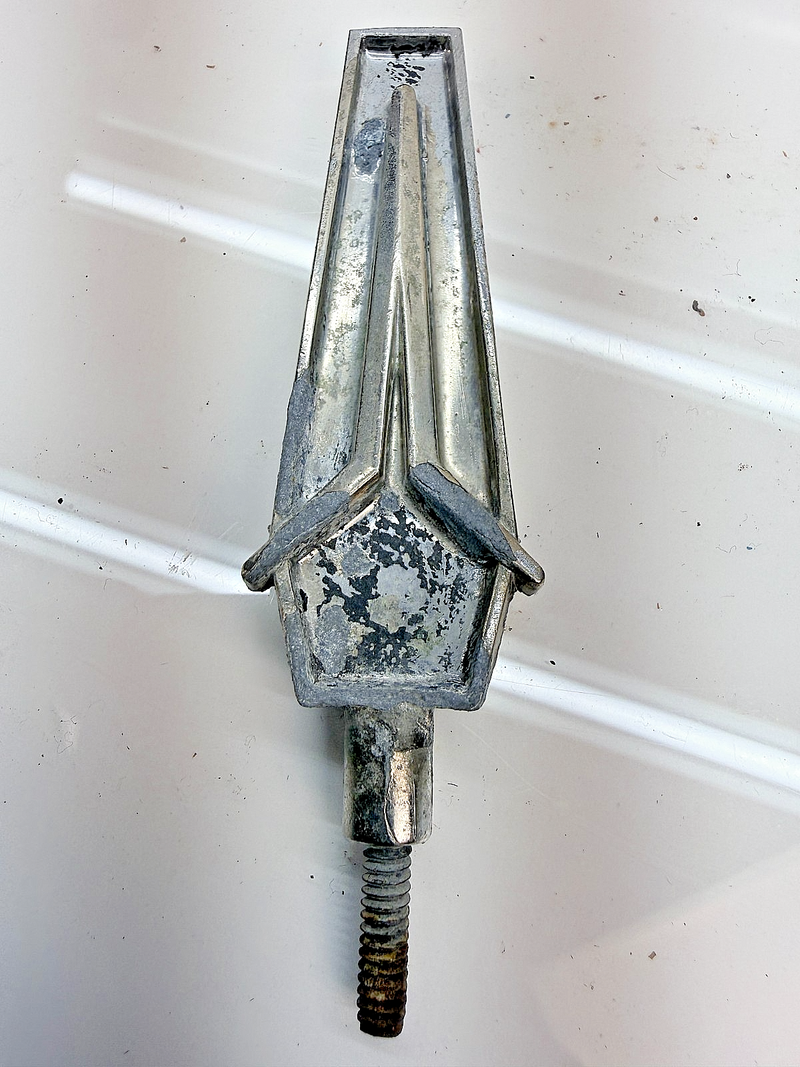 VINTAGE OEM 1966 1967 ORIGINAL 318 PLYMOUTH BELVEDERE HOOD ORNAMENT E8-64