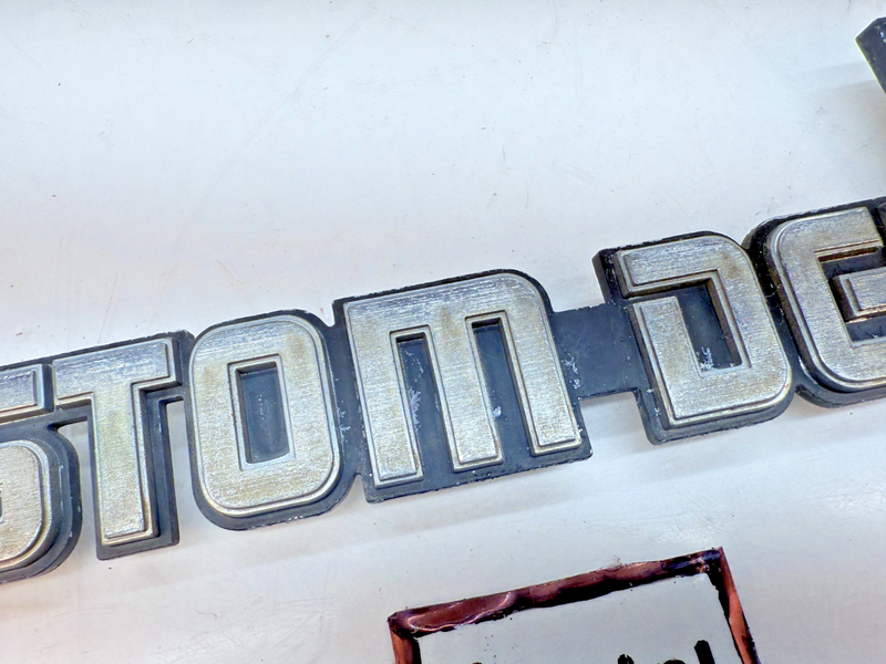 OEM CHEVROLET CUSTOM DELUXE 10 FENDER EMBLEM CHROME BLACK 14026442 E6-101