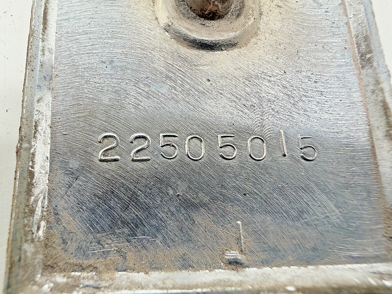 OEM 1982 - 1990 Oldsmobile Wire Hub Cap Emblem Wheel Lock Cover 22505015 E9-63