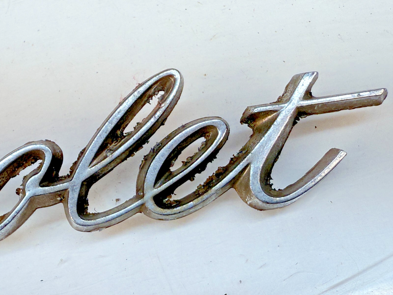 RARE Vintage CHEVROLET Emblem Metal Script Logo Lettering B32-349