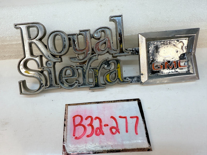 OEM GMC Royal Sierra 15 Fender Emblem GM 370521 Emblem B32-277