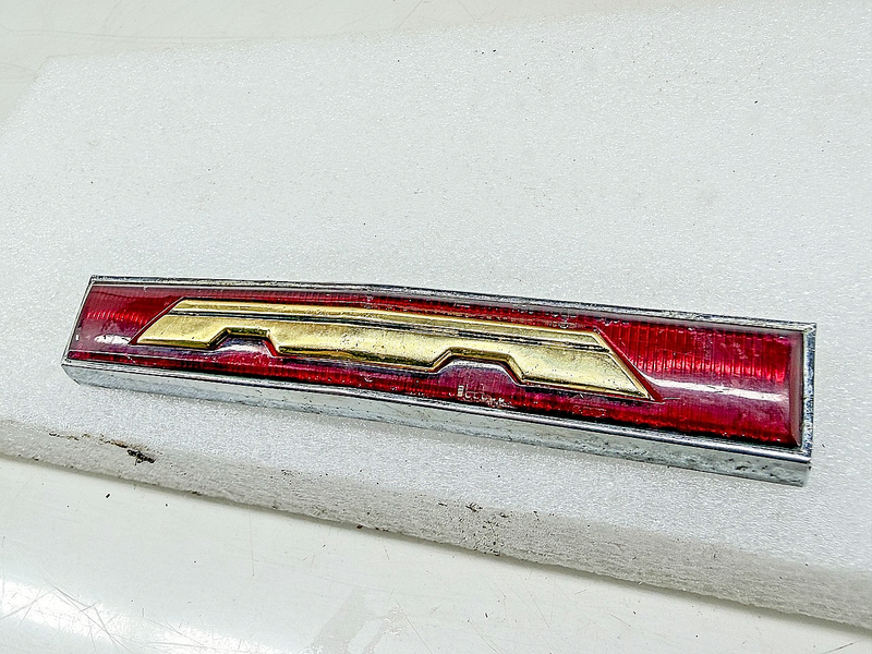 1965 CHRYSLER NEW YORKER EMBLEM REAR TRUNK CENTER EMBLEM 2528518 E10-39