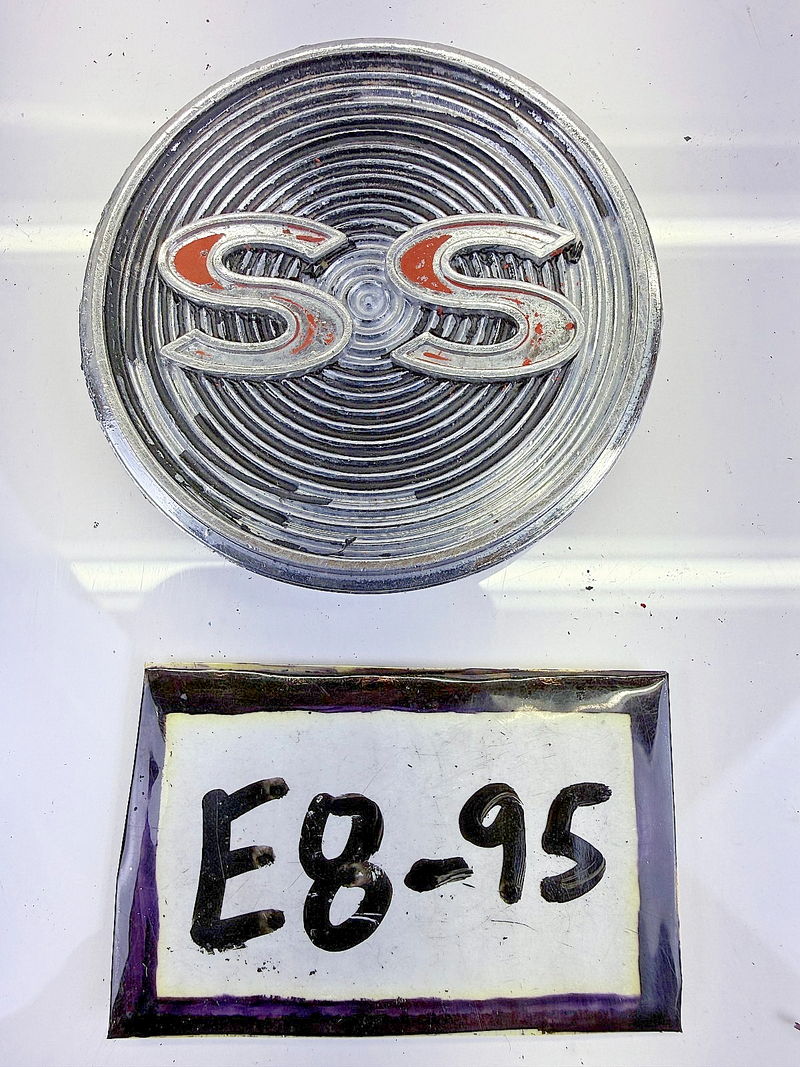 OEM 1964 IMPALA CONSOLE "SS" EMBLEM FACTORY 3843986 E8-95