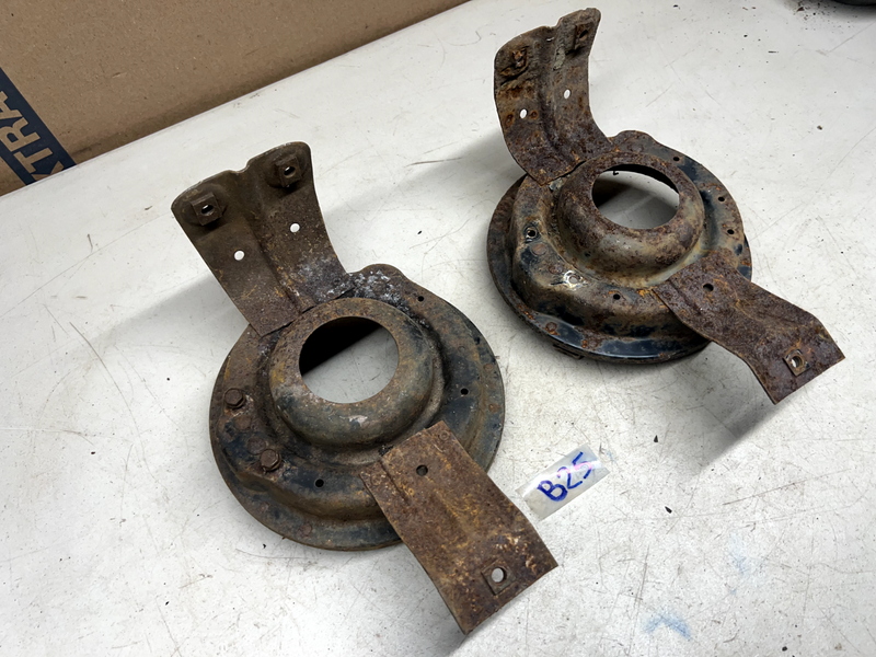 1960 GM Impala BelAir Biscayne Headlight Bucket Mounting Bracket El Camino B25-2