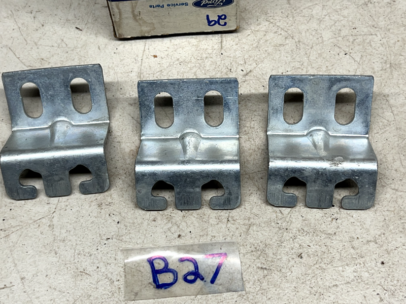 NOS 1975-77 Lincoln Continental QUARTER WHEEL OPENING COVER SKIRT BRACKET B27-29