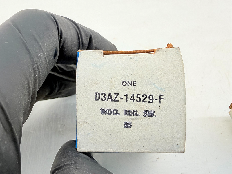 (1) NOS 1973 - 1978 Ford Galaxies Torino Power Window Switch D3AZ-14529-F C61-23