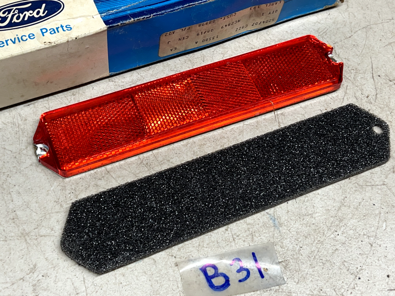 NOS 1968 Mustang Fastback Coupe Vert GT Shelby REAR SIDE LENS REFLECTORS B31-183