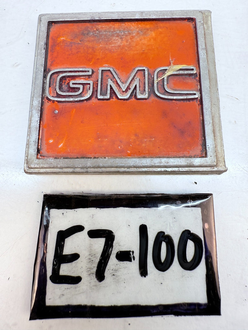BRKN OEM 1973 1974 GMC Custom 2500 Truck Fender Emblem 73 74 E7-100