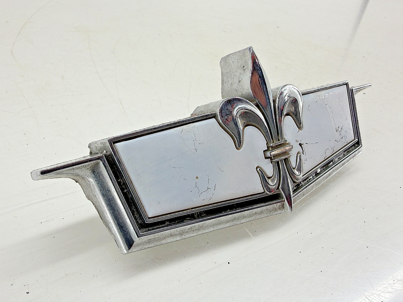 OEM 1975 CHEVROLET CAPRICE HEADER PANEL GRILLE EMBLEM GRAY 343597 E7-135