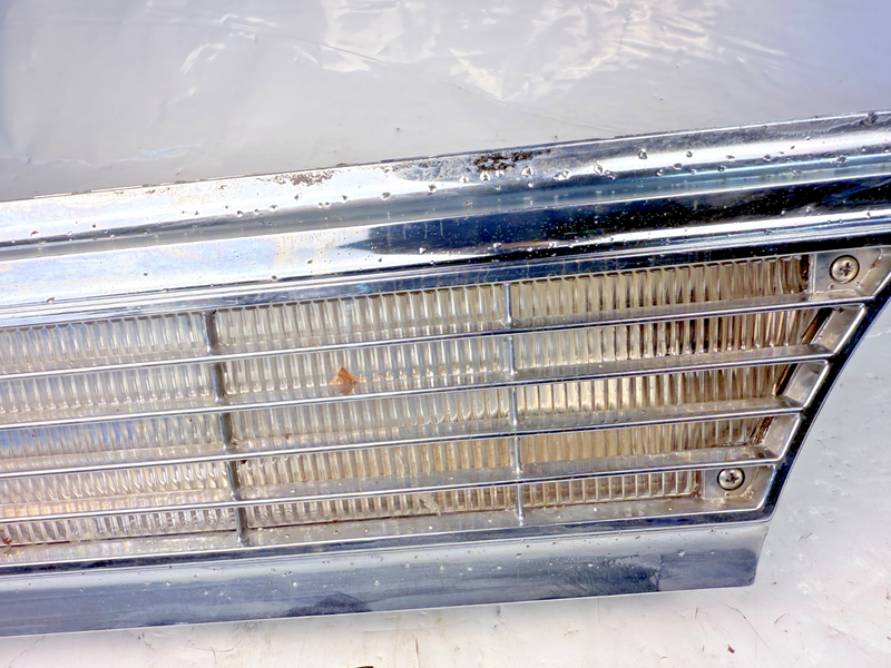 1965 CADILLAC DEVILLE DRIVER SIDE FRONT PARKING LIGHT W/ GRILLE GM 5956355 B16-1