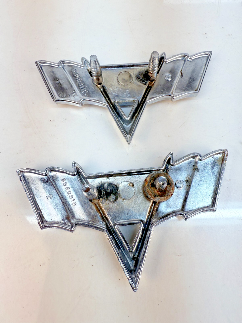 1963 - 1967 Chevy V8 FENDER EMBLEMS 3840318 Chevelle Vette Nova Impala B32-271