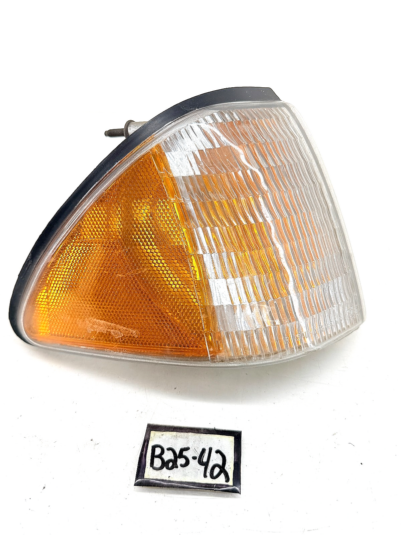 OEM 1987 - 1993 Mustang Foxbody RH Front Side Marker Light E7ZB-15A428-AC B25-42
