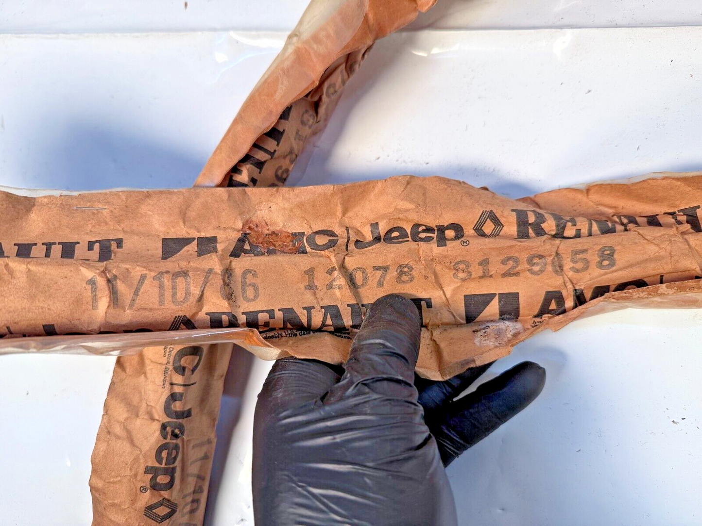 (1) NOS 1986 AMC Jeep Renault Fender Trim Moulding 8129058 84 S2-39