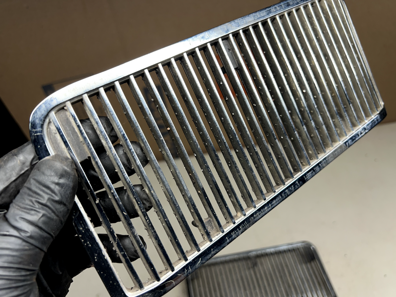 Original 1969 Chevrolet Chevelle Hood Inserts Grills 3915489 LH 3915490 RH B18-1