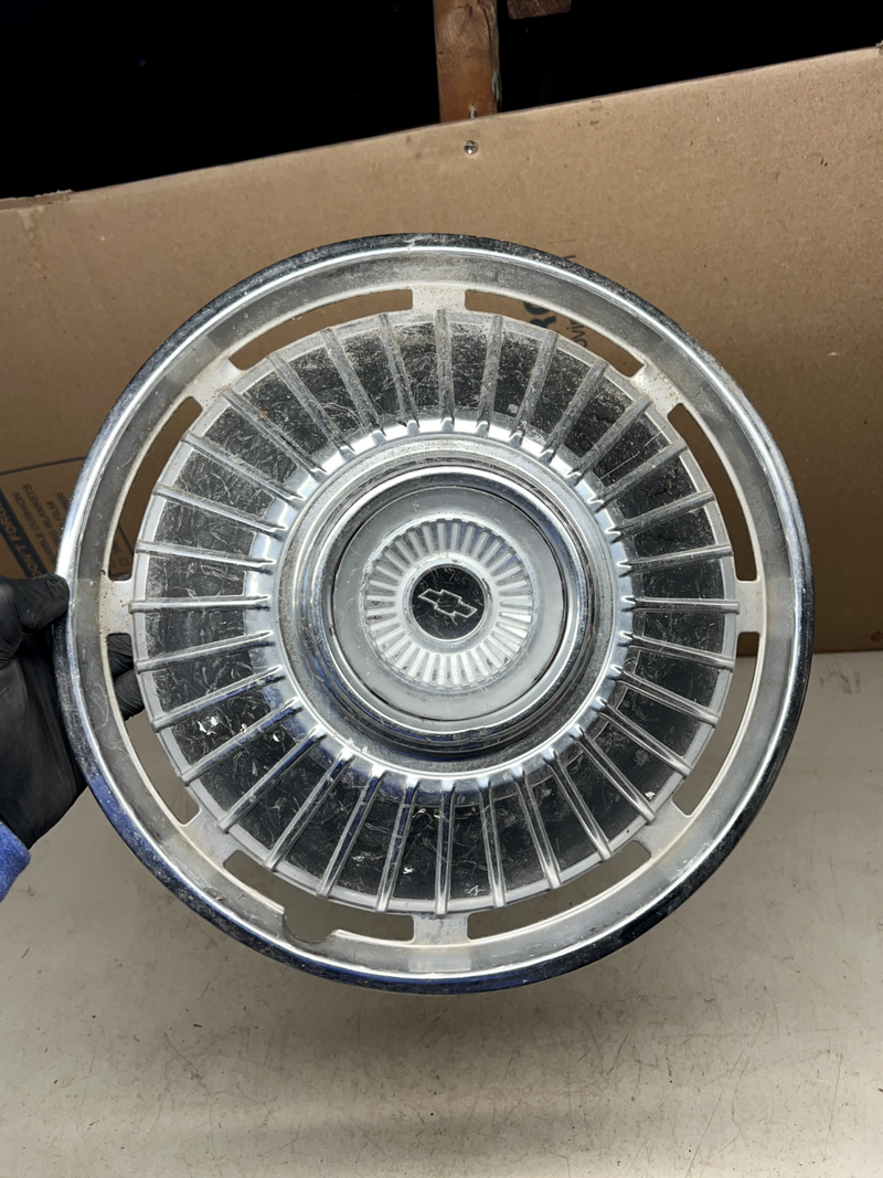 OEM GM 1964 Chevrolet Chevelle Malibu 14" Hubcap Wheel Center 64 B40-10