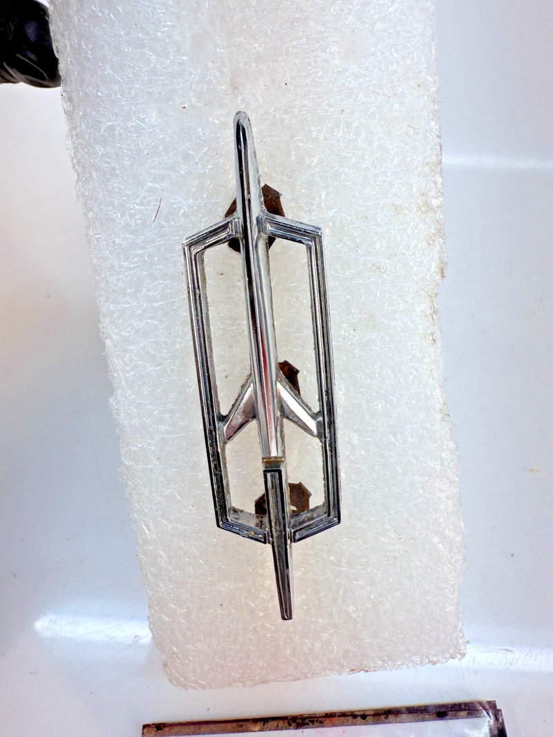 RARE OEM Oldsmobile Olds Rocket Grille Emblem Chrome Badge 408585 B32-232