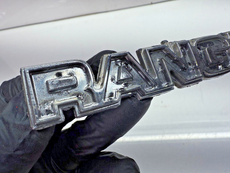 BRKN OEM 1977-1979 Ford Truck F150 Ranger Emblem D7TB-16702-CWB B32-131