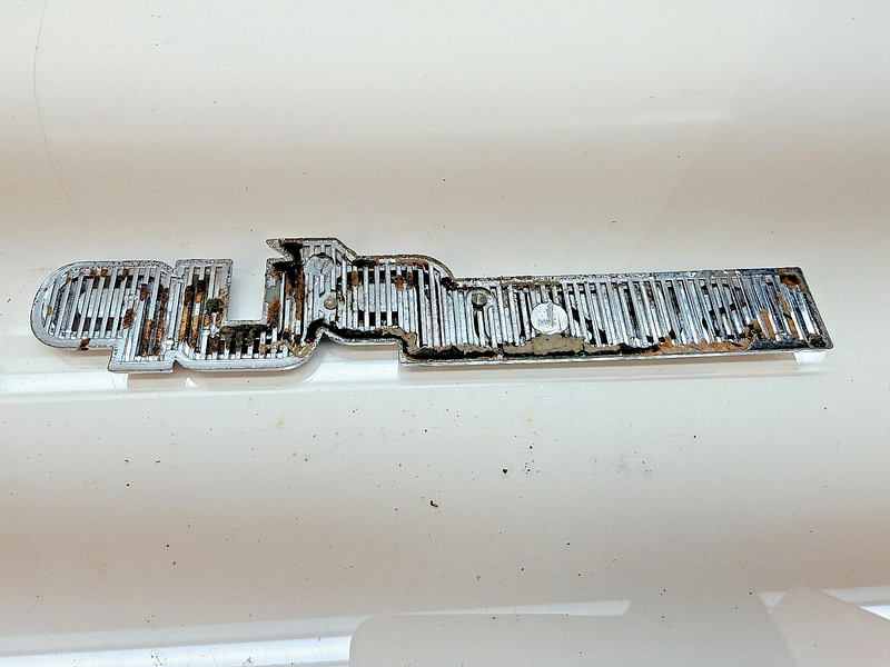 OEM 1983 - 1987 Isuzu Pup Pick Up Truck Fender Emblem E8-35