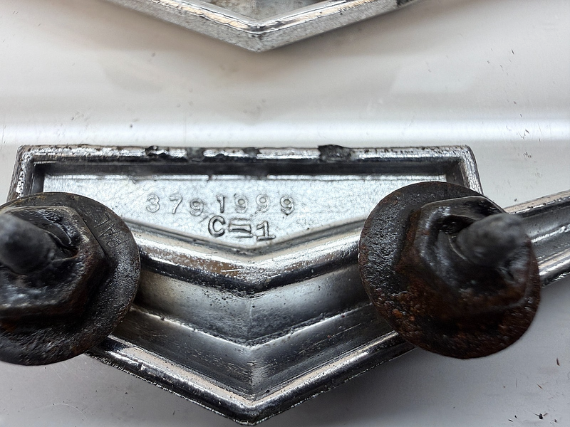 OEM 1962 1963 Chevy IMPALA BELAIR BISCAYNE PAIR V/8 FENDER EMBLEMS 3791999 E8-63