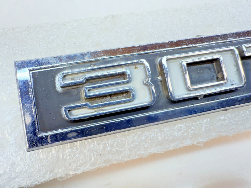 OEM 1969 Chevy Chevelle RH Front Fender Light Bezel Badge 350 3945292 E5-92