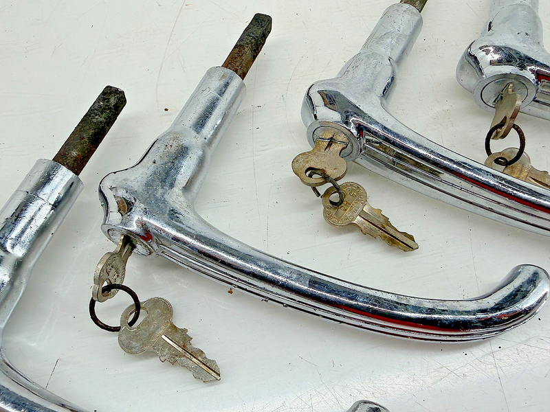 (1) Vintage 1930s 1940s CHEVY GM GMC Deck Lid Trunk Handle w/ Lock & Key C34-40