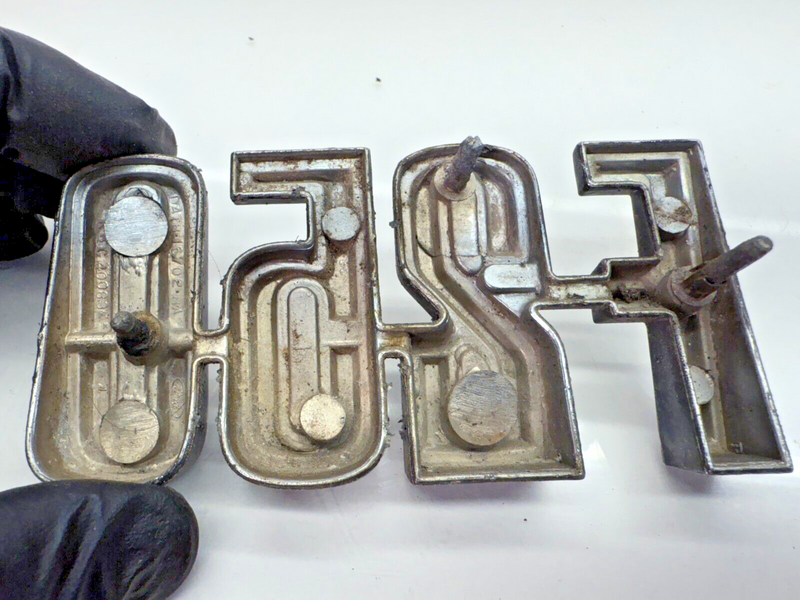 OEM 1973 - 1979 Ford Truck F-250 Emblem D4TB-16702-BA 74 75 76 77 78 B32-132