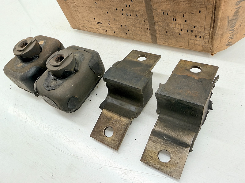 NOS 1946 - 1949 Chevrolet FLEETLINE 3.5L 2 MOTOR MOUNT KIT GM 3695353 C72-6