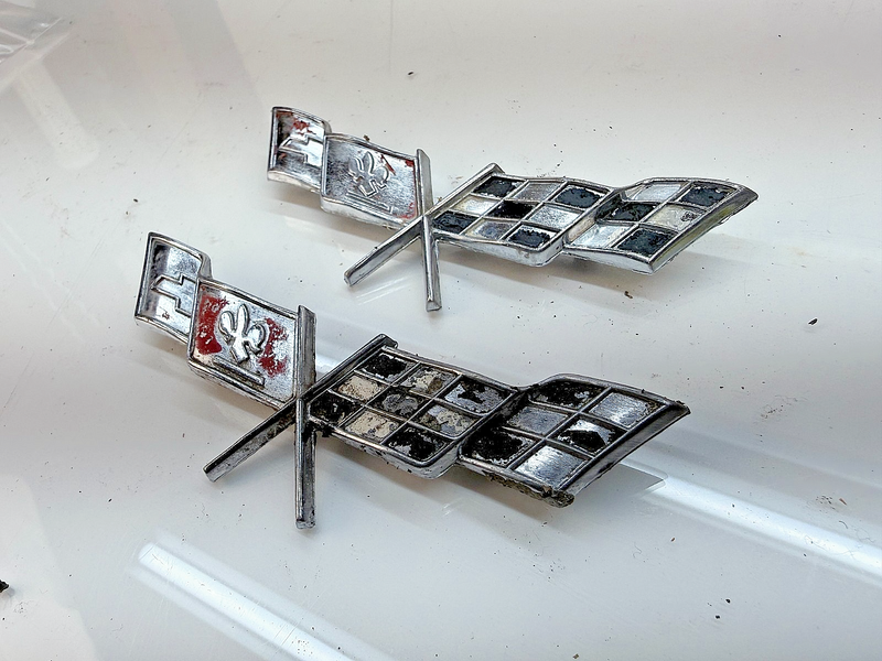 OEM 1979 Chevrolet Corvette PAIR Gas Fuel Door Emblem 471295 E8-70