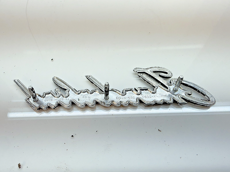 OEM 1970 FORD THUNDERBIRD 1/4 PANEL EMBLEM D0SB-6525632-A FOMOCO E8-53