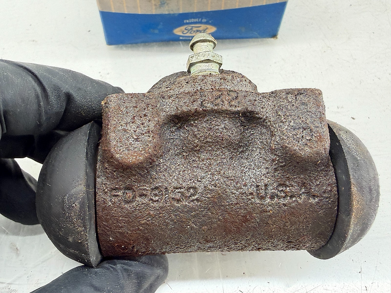 NOS 1961 - 1962 FORD THUNDERBIRD WHEEL CYLINDER C3AZ-2261-A C62-54