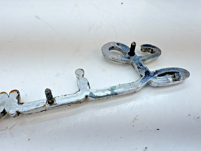 RARE VINTAGE 1950 1951 BABY LINCOLN EMBLEM SCRIPT DIE CAST CHROME E6-122