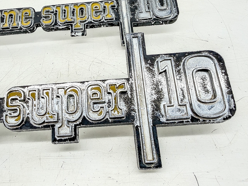 OEM 1973 - 1976 CHEVY TRUCK CHEYENNE SUPER 10 FENDER EMBLEM PAIR 6273134 E10-4
