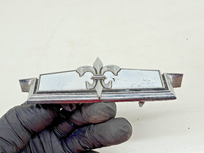 OEM 1975 CHEVROLET CAPRICE HEADER PANEL GRILLE EMBLEM GRAY 343597 E7-135